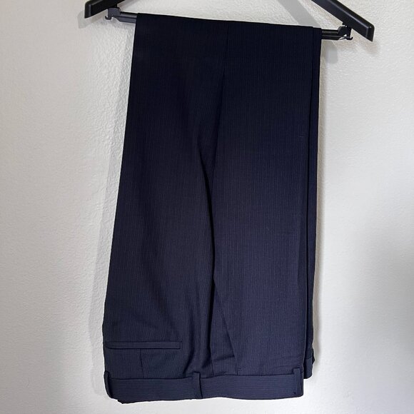 Banana Republic Men's Suit 40R in navy blue - 100% wool. - Picture 4 of 5